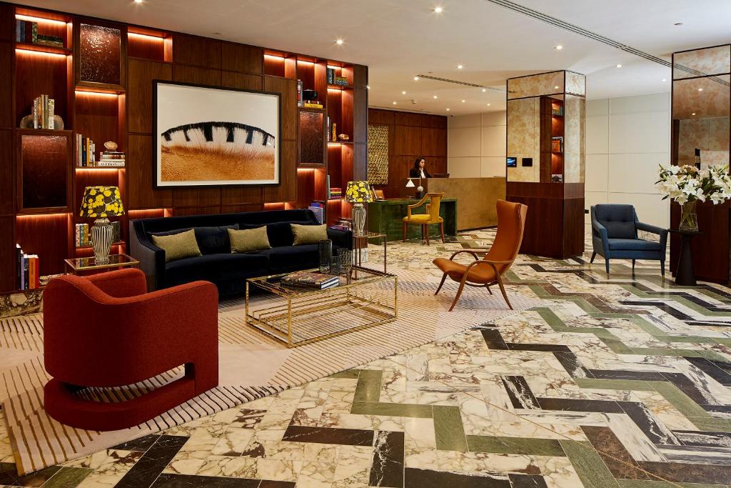 伦敦仕骅廷格洛斯特公园酒店公寓的大堂设有椅子、沙发和桌子