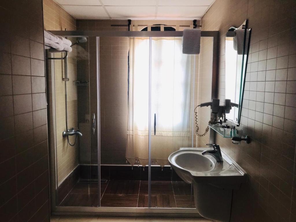 库萨达斯艾婷萨瑞酒店的带淋浴、盥洗盆和镜子的浴室