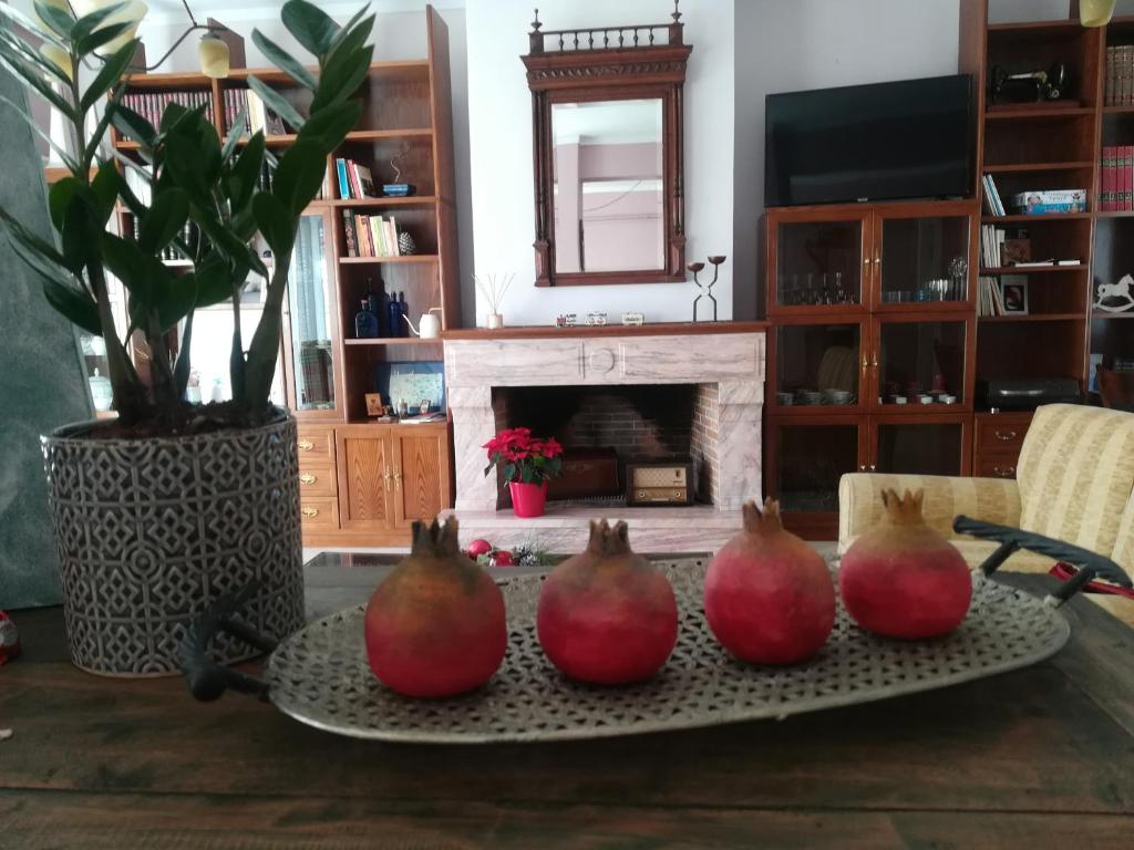 沃洛斯Areti' s Home的桌上的四个石榴,放在一个带壁炉的托盘上