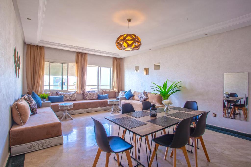 卡萨布兰卡Mosquee & Sea View Casablanca的客厅配有沙发和桌椅