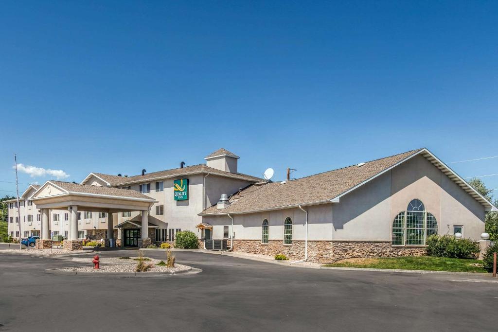 拉皮德城Quality Inn near Monument Health Rapid City Hospital的酒店大楼前面有消防栓