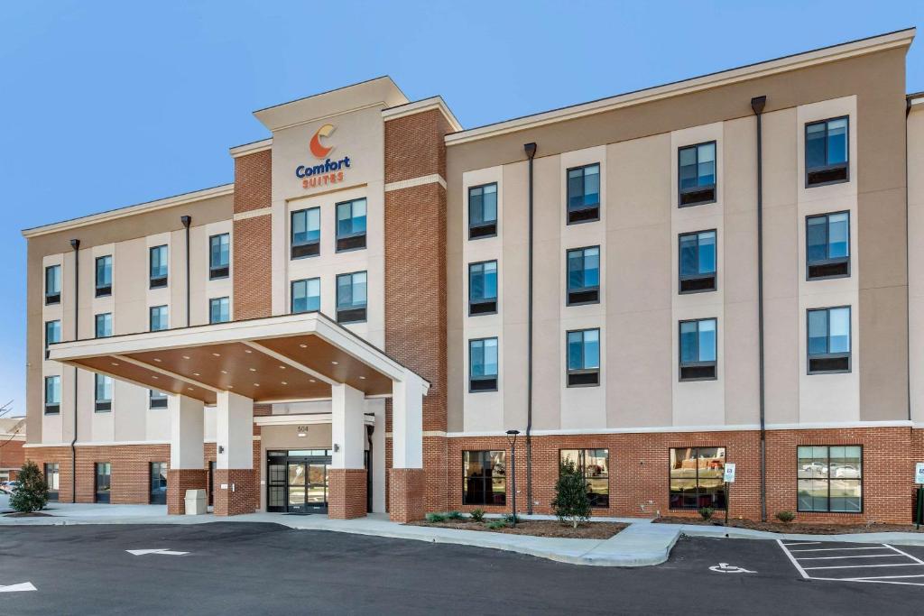 格林斯伯勒Comfort Suites Greensboro-High Point的酒店大楼的图片