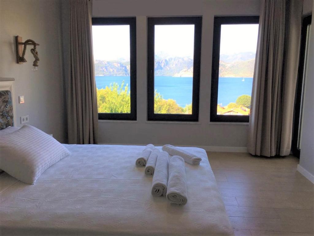 塞利米耶Gala Selimiye的卧室配有带窗户的床上的3条毛巾