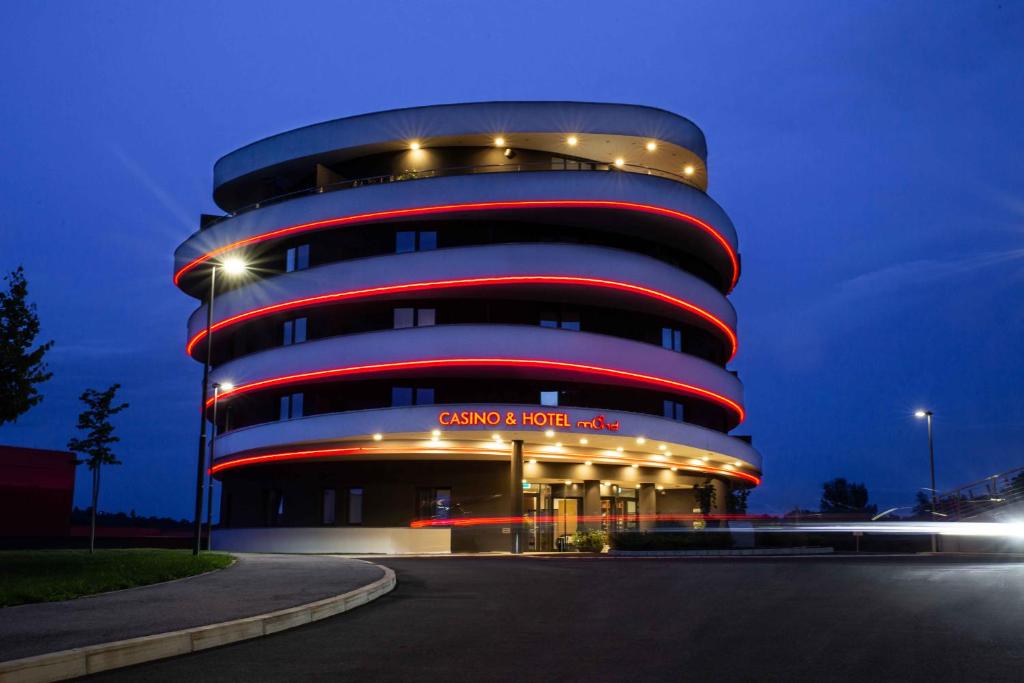 申蒂利Mond, Resort & Entertainment的一座圆形建筑,上面有红蓝色的灯光