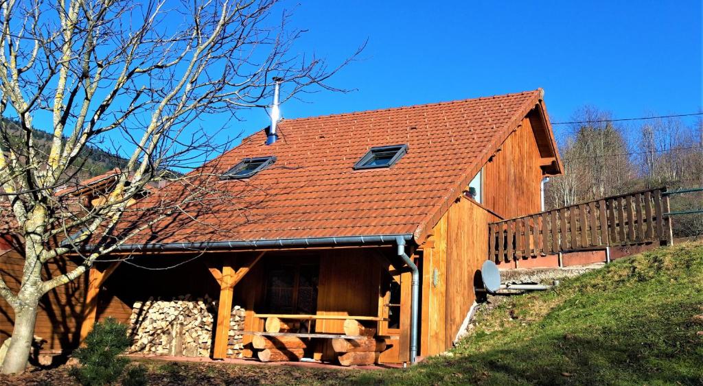 旺特龙Chalet des Chauproyes的一间红色屋顶的木屋
