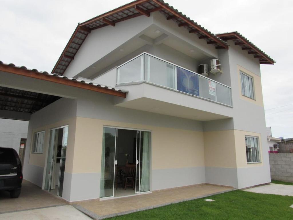 帕罗卡Residencial Coração do Mar的带阳台的房屋,设有玻璃门