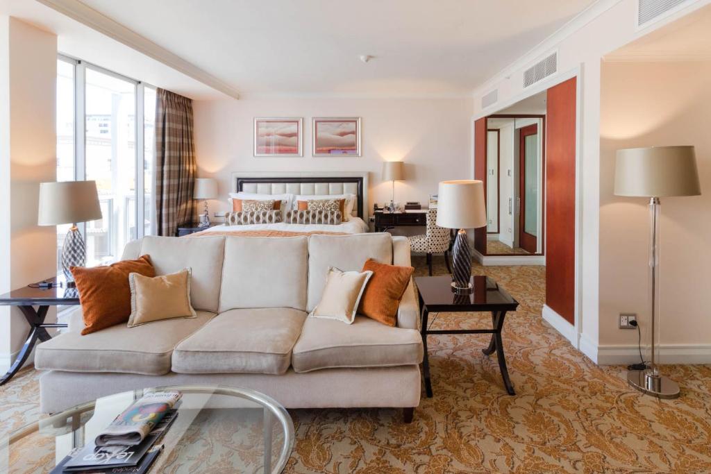 开普敦Taj Hotel Cape Town - Taj Residence suite ,let out privately的客厅配有沙发和1张床