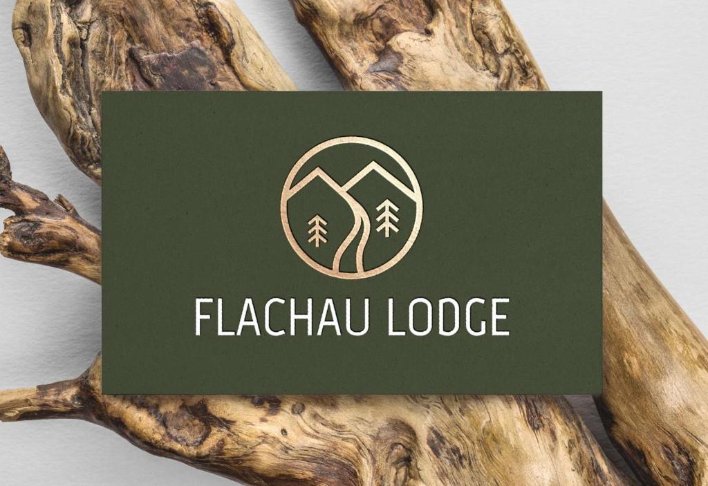 弗拉绍Flachau Lodge的树枝上的一个标志