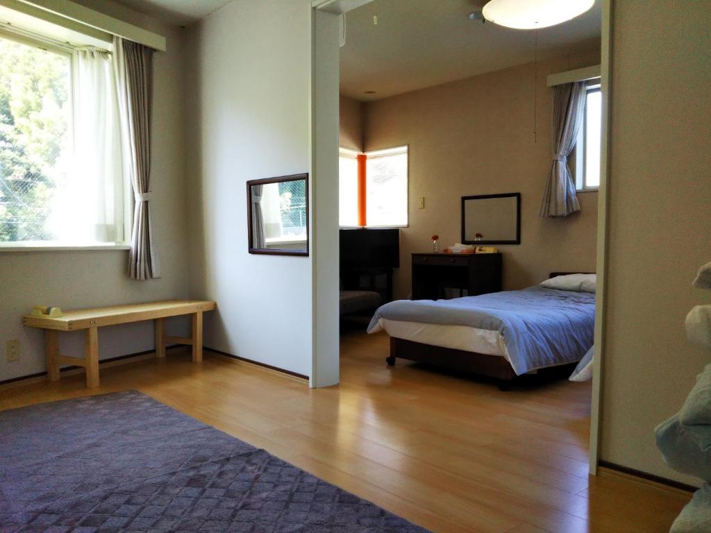 河津町Pension Rally / Vacation STAY 5731的一间卧室配有一张床、一张桌子和一面镜子