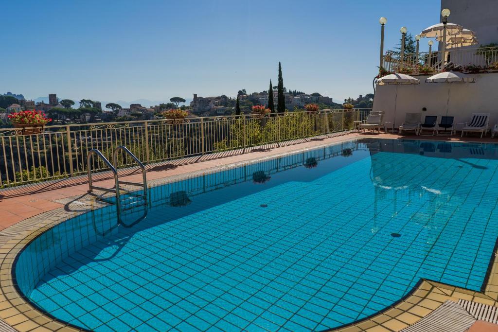 斯卡拉Ravello View的蓝色海水大型游泳池