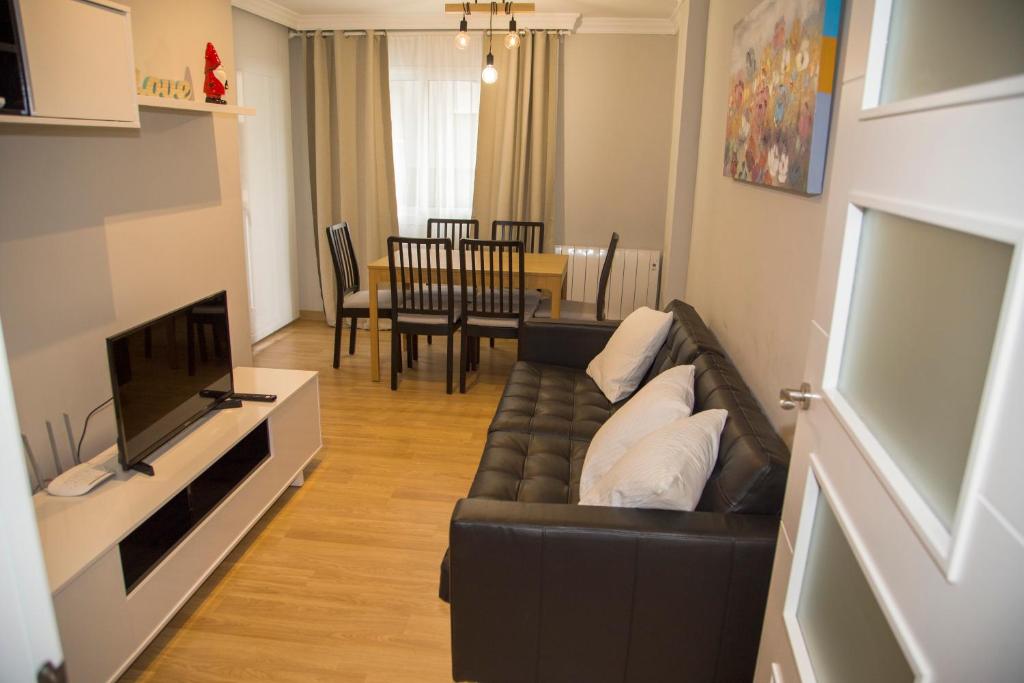 雷乌斯Apartamento Reus 2 - Parking gratuito的带沙发和电视的客厅
