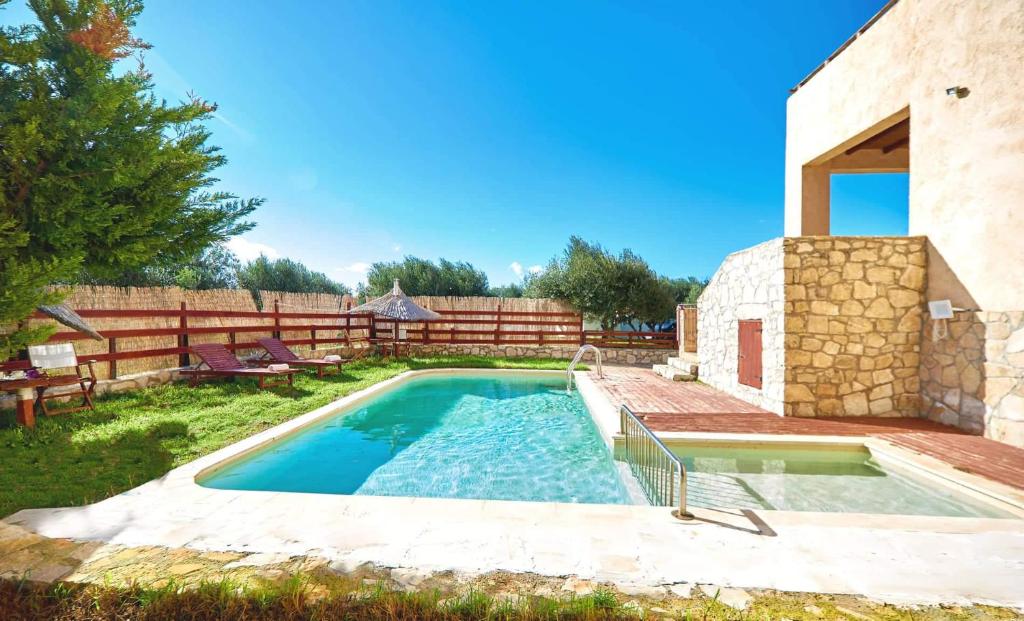 埃拉福尼西岛Villa Evenos of 3 bedrooms - Irida Country House of 2 bedrooms with private pools的一座房子后院的游泳池