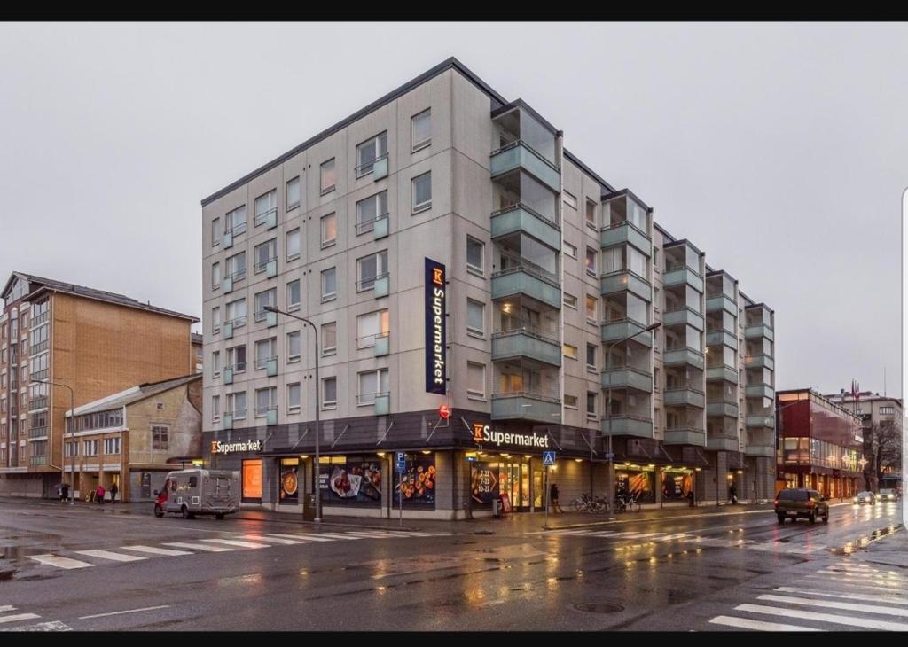 波里Apartment in City - Antinkatu的雨中城市街道上一座大建筑