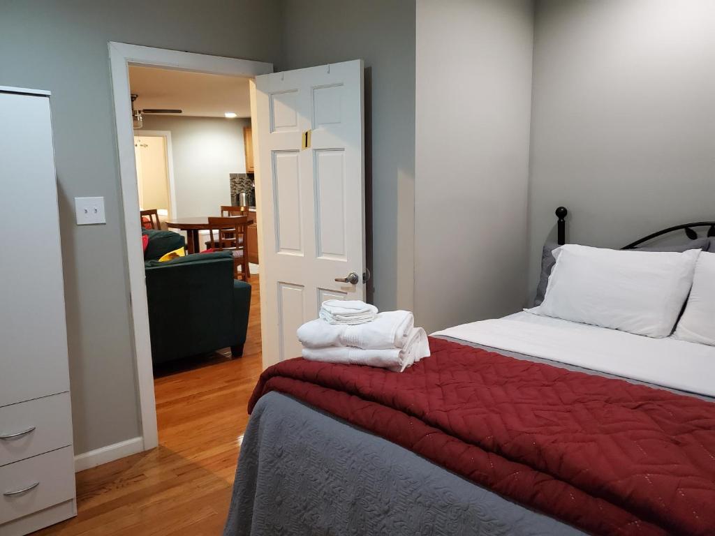布鲁克林大西洋大道舒适公寓的一间卧室配有带毛巾的床