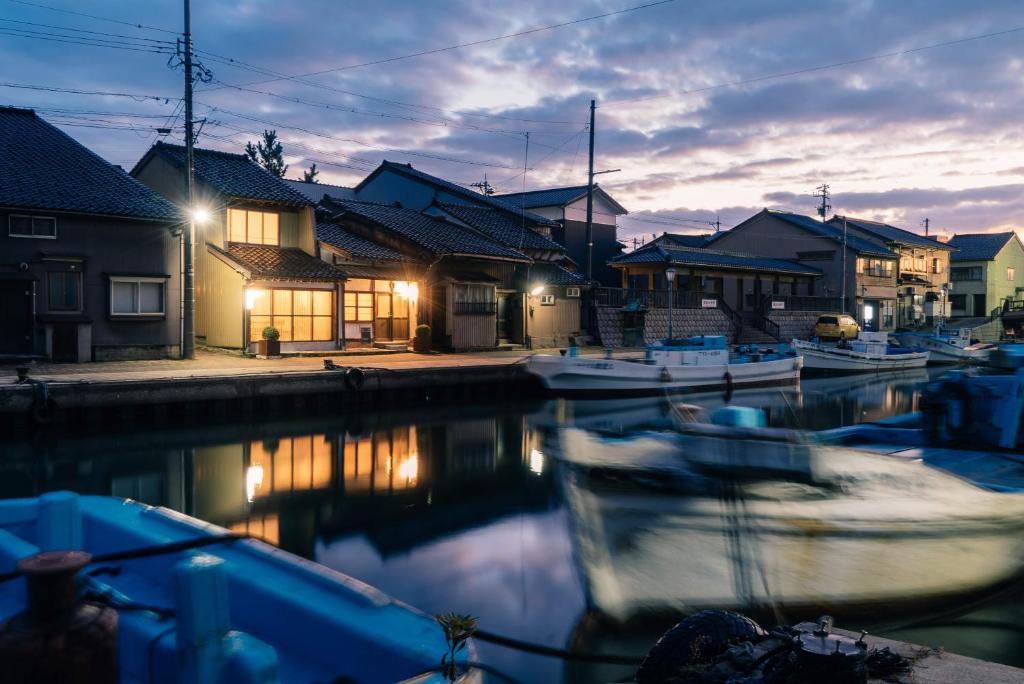 ShimminatoMINKA Riverside Villas的一群船在晚上停靠在码头