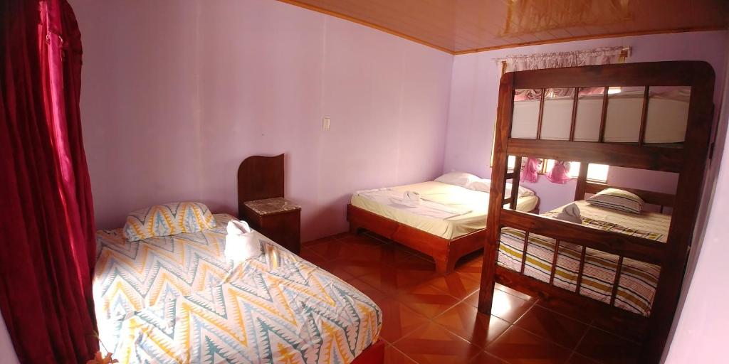 托尔图格罗Cabinas El Muellecito的一间卧室配有两张床和一张双层床。