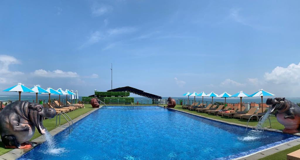 库塔苏利斯海滩spa酒店的水中一个有两头大象的游泳池