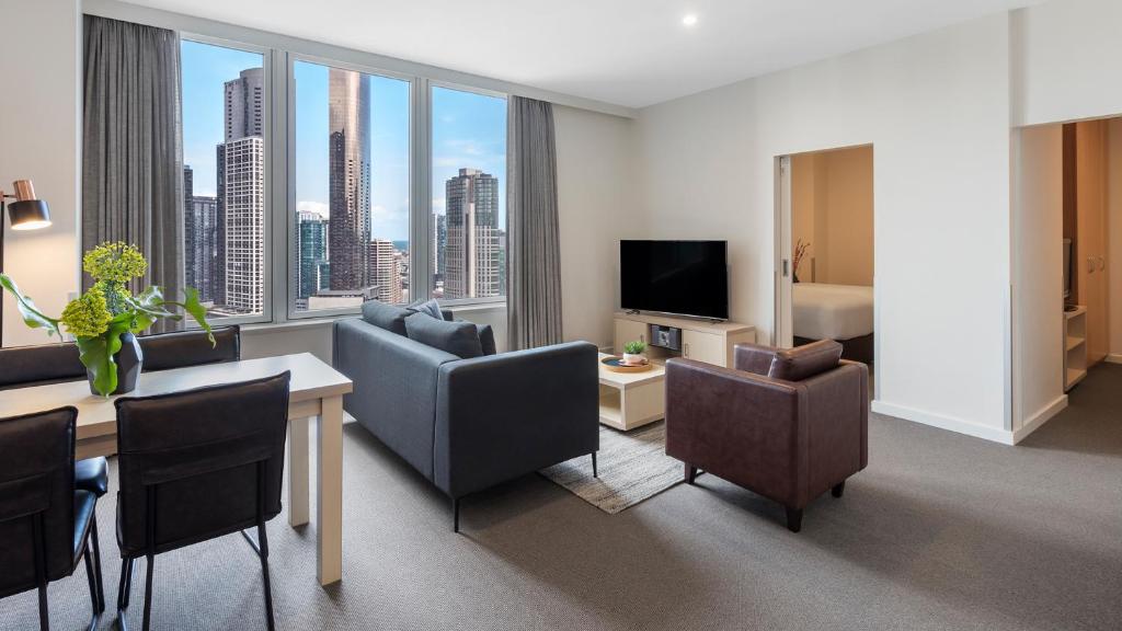 墨尔本Oaks Melbourne on Market Hotel的客厅设有市景客房