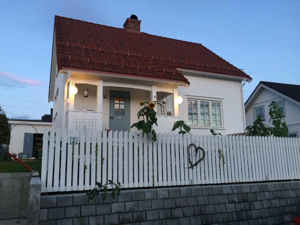 利勒哈默尔The Gingerbread House的白色房屋,设有白色的栅栏