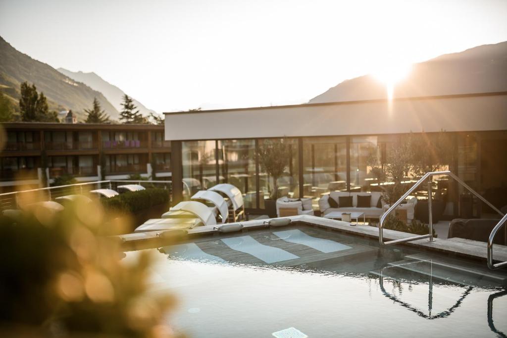 纳图尔诺Sonnen Resort的一座带游泳池和大楼的度假村