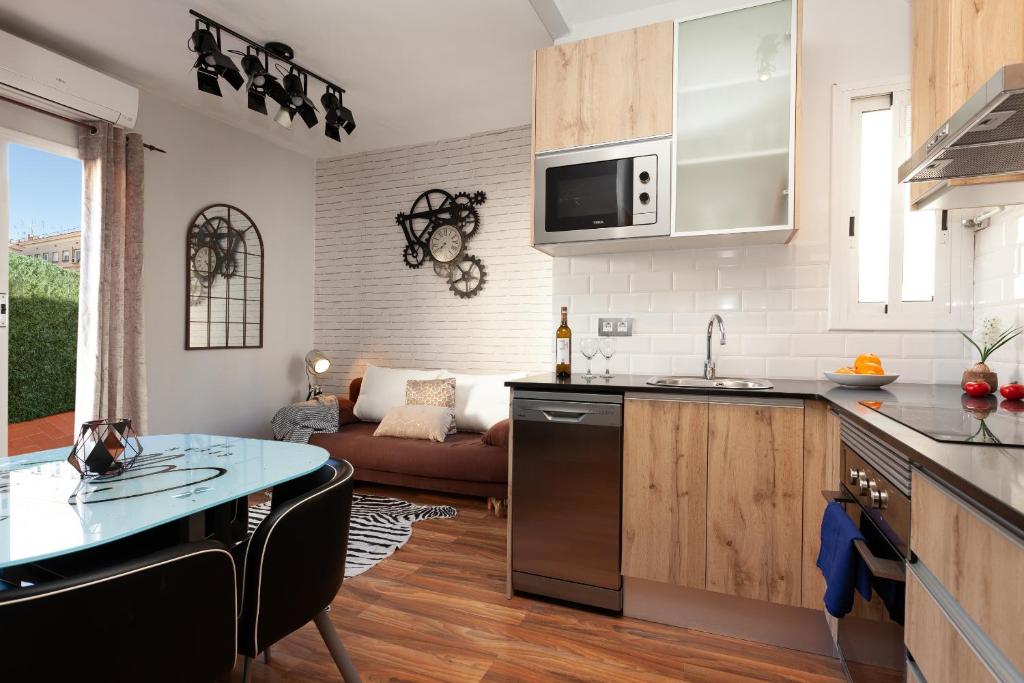 巴塞罗那圣家堂阳光顶层公寓 的厨房和带沙发的客厅