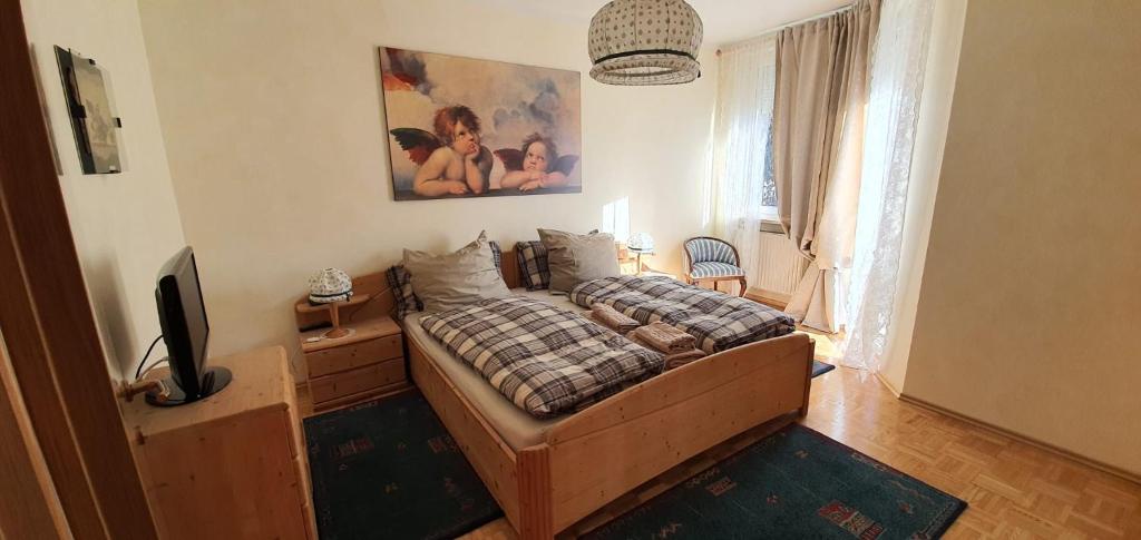 VadenaCasa Mia的一间卧室配有一张床和一台电视。