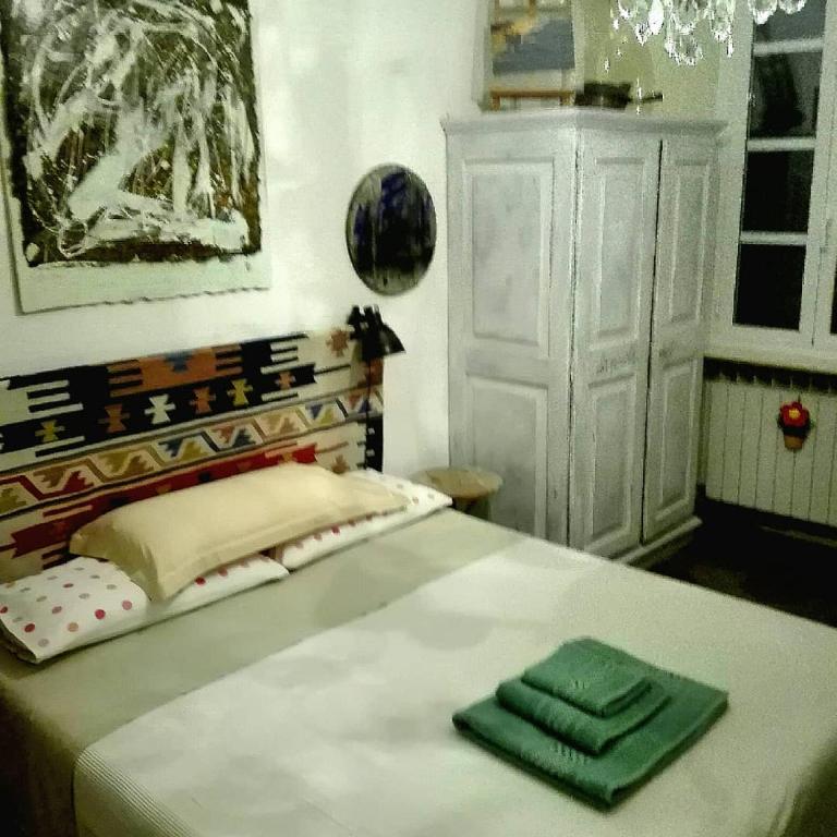奥瓦达Studiocasarte的一间卧室配有一张带两张绿毛巾的床