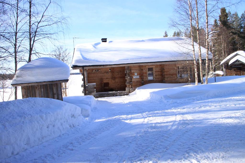 库萨莫Niemen Lomat的一堆积雪覆盖的房子
