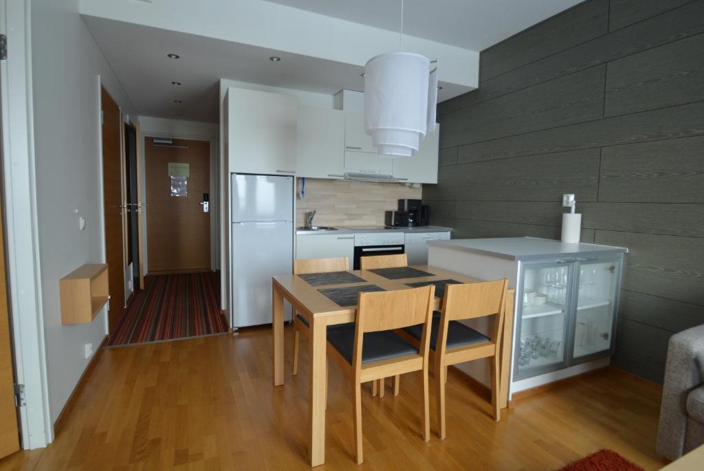 易拉斯加威Ylläshuiput的厨房配有桌椅和冰箱。