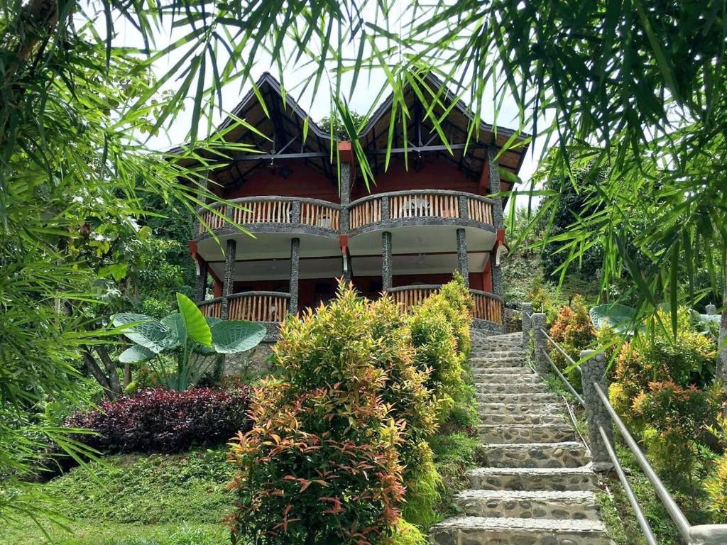 武吉拉旺猩猩酒店的一座带楼梯的建筑,通往花园