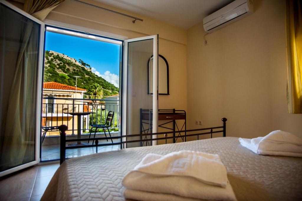 阿尔戈斯托利翁Dimitra's House的一间卧室设有一张床,享有阳台的景色