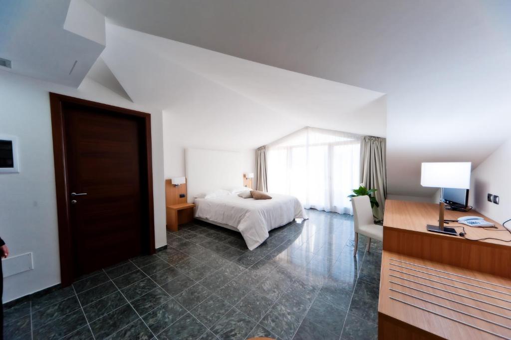 梅尔卡托圣塞韦里诺维欧度假酒店的白色的卧室设有床和窗户