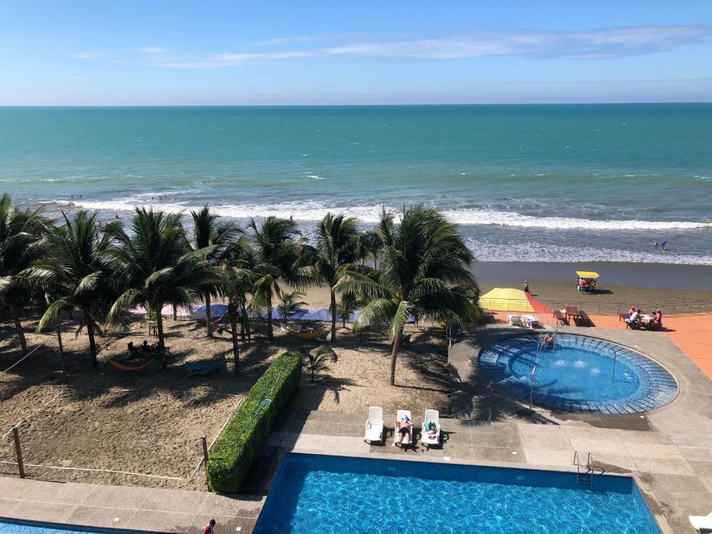 通苏帕Departamentos frente al mar en Resort Playa Azul-Tonsupa的从度假村的阳台上可欣赏到海滩景色