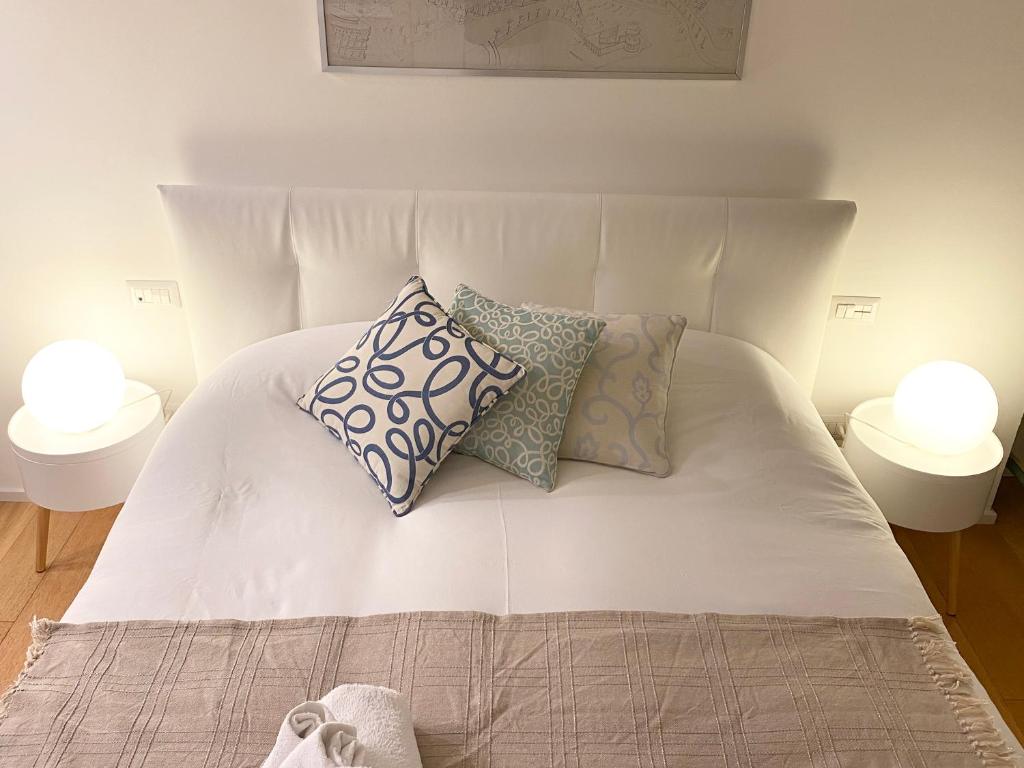 米兰共和住宿加早餐旅馆的一张白色的床,上面有枕头