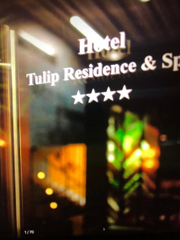 基希讷乌Tulip Residence & Spa Hotel的星星的酒店tiki餐厅的标志