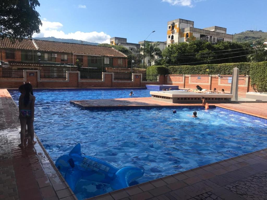卡利Apartment Riberas的一群人在游泳池游泳