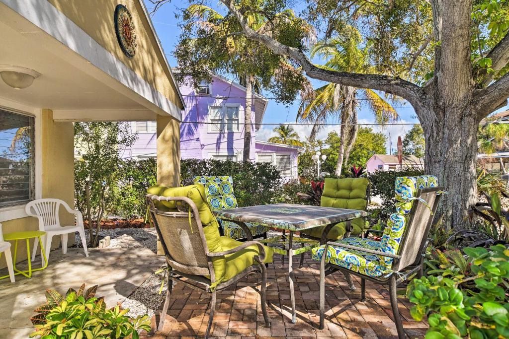 圣徒皮特海滩Treasure Island Vacation Rental - Pet Friendly!的一个带椅子和桌子的庭院和一棵树