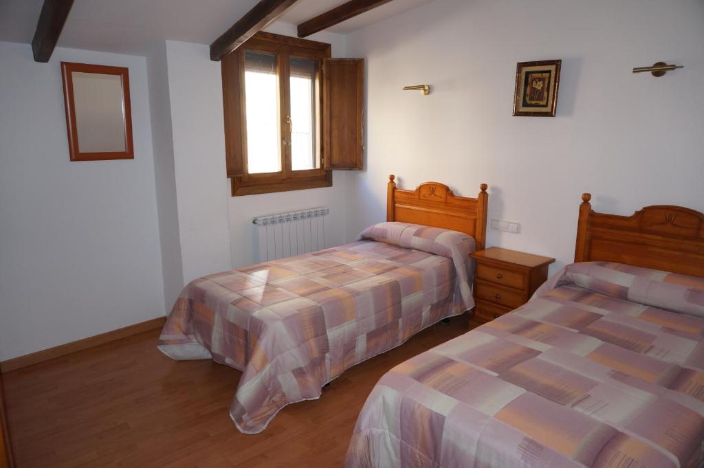 阿尔克萨尔阿瑞古斯乡村公寓的一间卧室设有两张床和窗户。