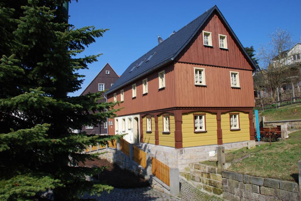汉特赫姆斯多夫FH Am Osterbrunnen的一座大型木房子,设有红色屋顶