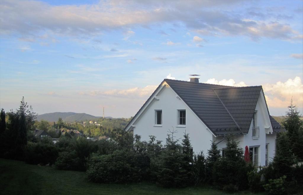 温特贝格Schneekäppchen 2的山坡上白色的房子,屋顶黑色