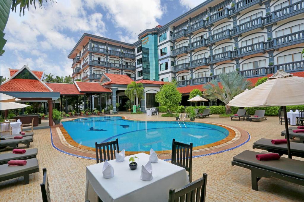 暹粒幸运吴哥酒店及Spa中心的大楼前设有游泳池的酒店