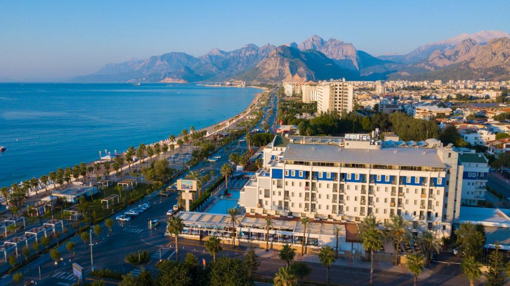 安塔利亚临海家庭度假酒店的城市和海洋的空中景观