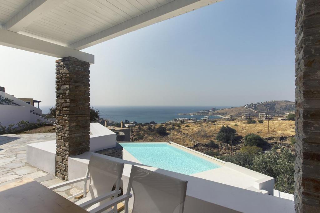 Koundourosmodern apartment with a sea view and swimming pool in Koundouros的别墅享有游泳池的景致。