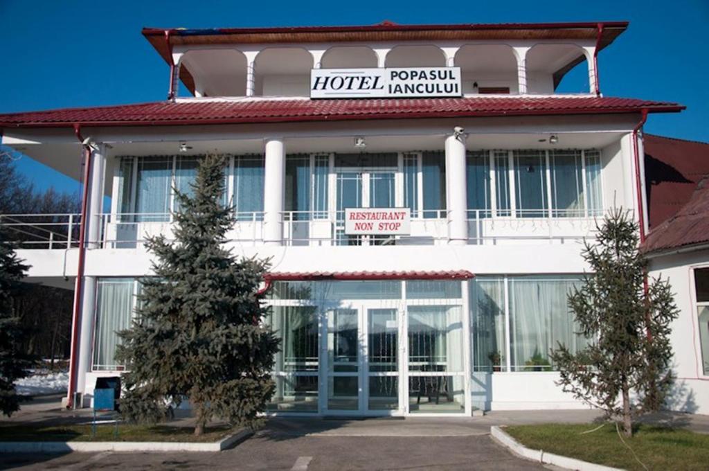 Corbii MariHotel Popasul Iancului的带有酒店大楼标志的酒店大楼