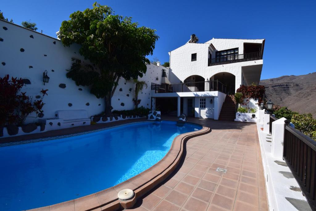 圣地亚哥海滩Villa Altos de Santiago的别墅前设有游泳池