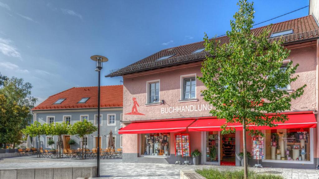 洛斯海姆Ferienwohnungen in Losheim am See的街上有红色遮阳篷的建筑