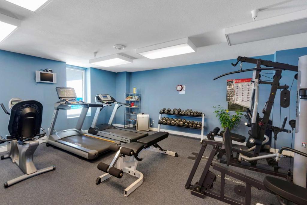 巴拿马城海滩903 Grandview East的一间健身房,里面设有有氧运动器材,房间拥有蓝色的墙壁