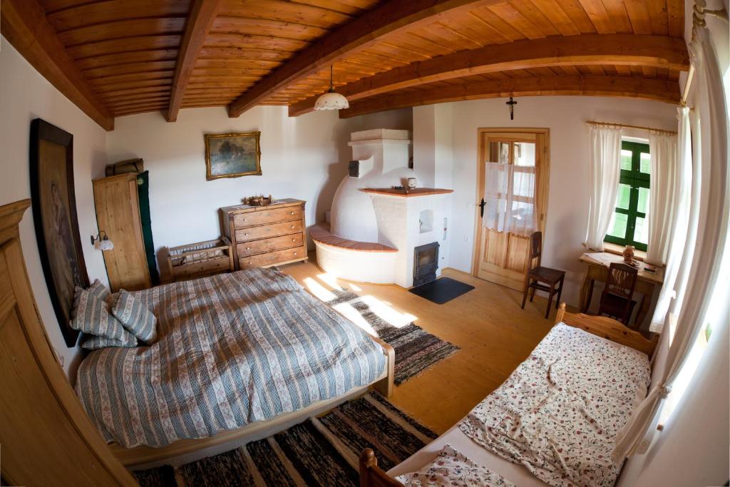 Vindornyalak奥勒格基依公寓的一间卧室设有一张大床和木制天花板