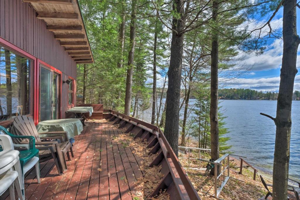 HartfordLakefront Hartford Cabin with Canoe and Boat Ramp的湖景房屋门廊