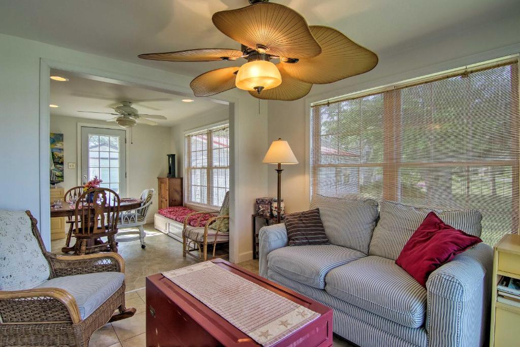 ExmoreCharming Painter Home with Chesapeake Bay Views的带沙发和吊扇的客厅